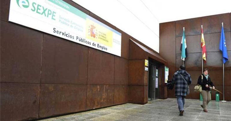 Acceso a las oficinas del SEXPE en Cáceres