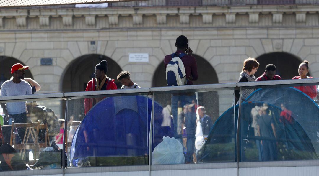 Imagen de un grupo de migrantes acampados junto al Ayuntamiento de Irun.