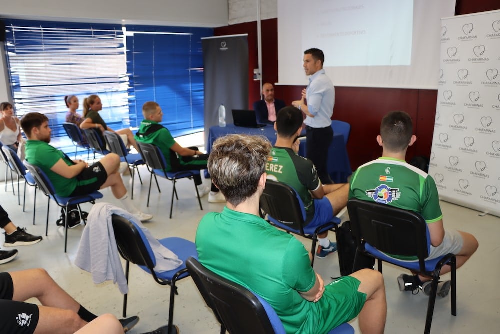 Jugadores y técnicos atentos a la charla.