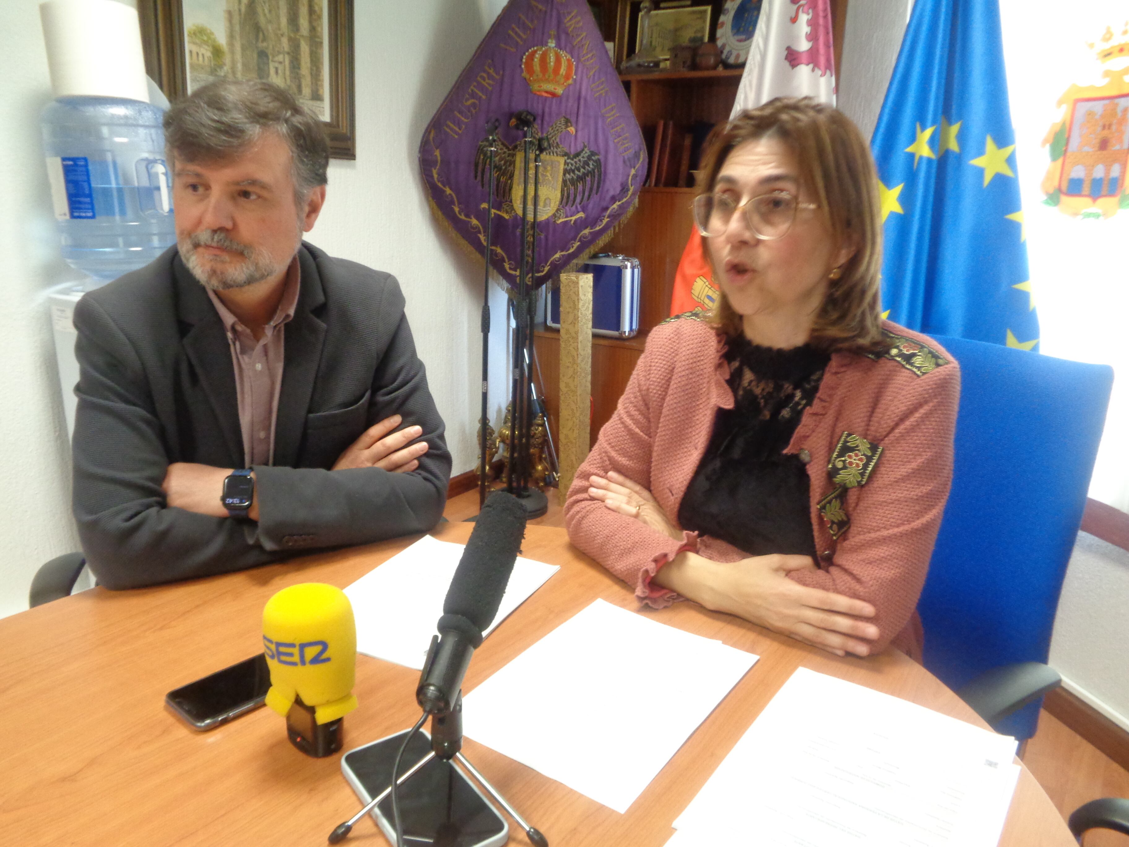 La alcaldesa anunciaba este decreto acompañada del primer teniente de alcalde