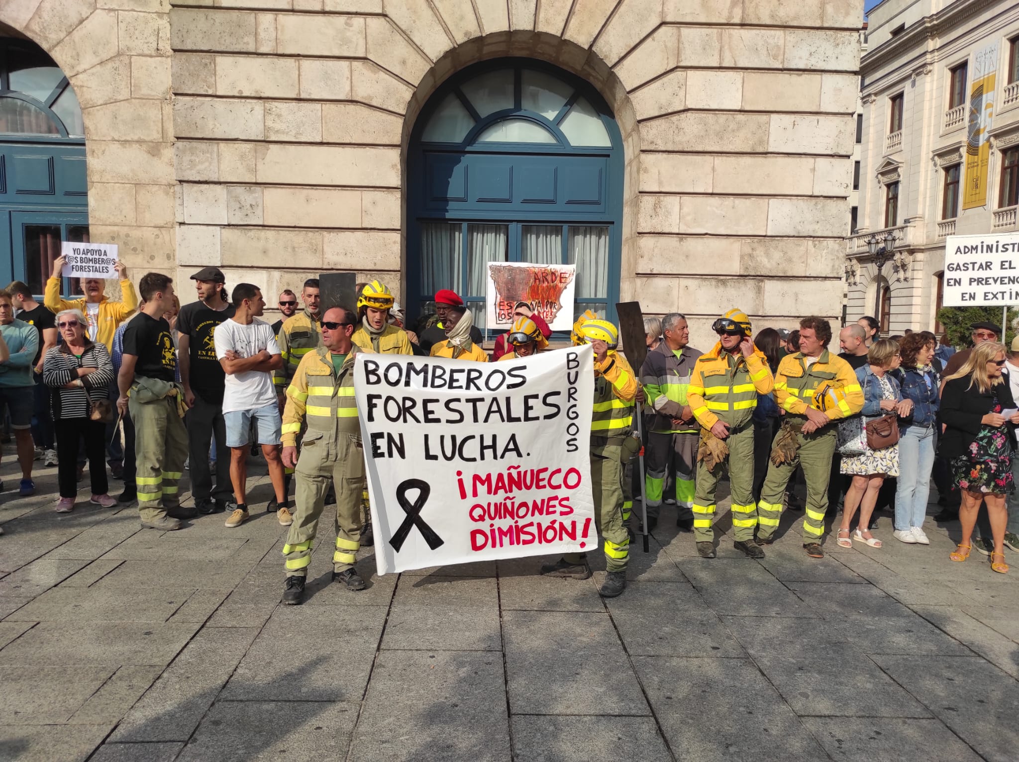 Concentración de los Bomberos Forestales de Burgos en Lucha en la Plaza del Cid. / Foto: Radio Castilla