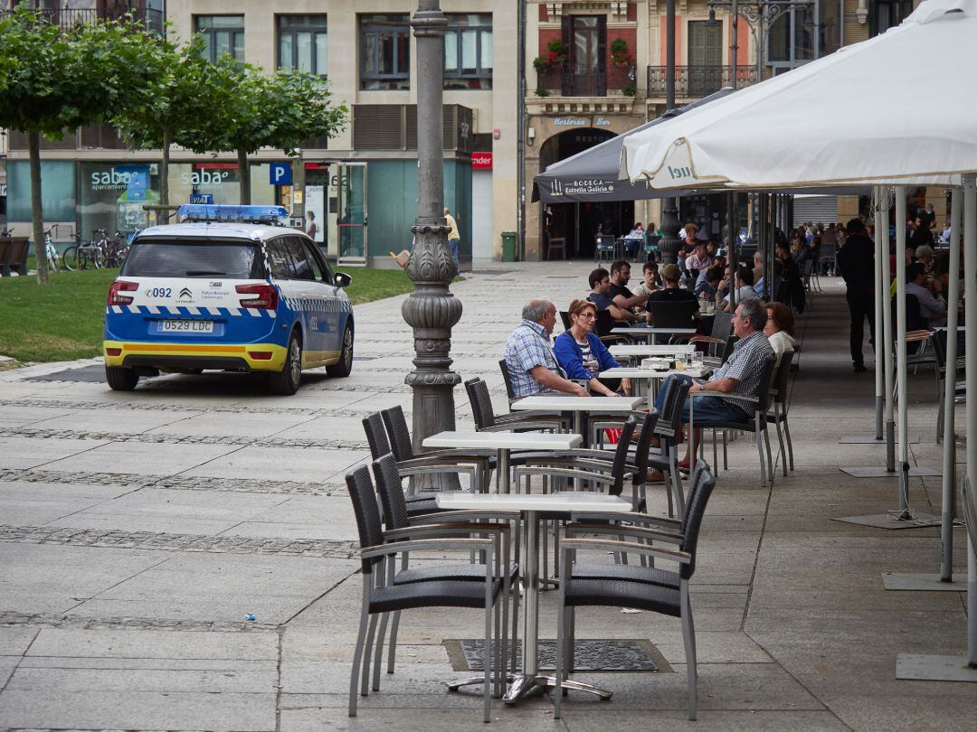 Una patrulla de la Policía Municipal de Pamplona en la Plaza del Castillo