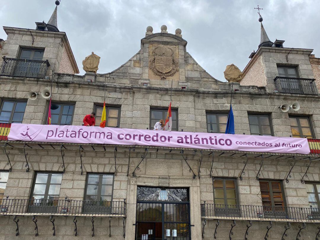 Pancarta en apoyo a la plataforma ciudadana instalada en la fachada del Ayuntamiento