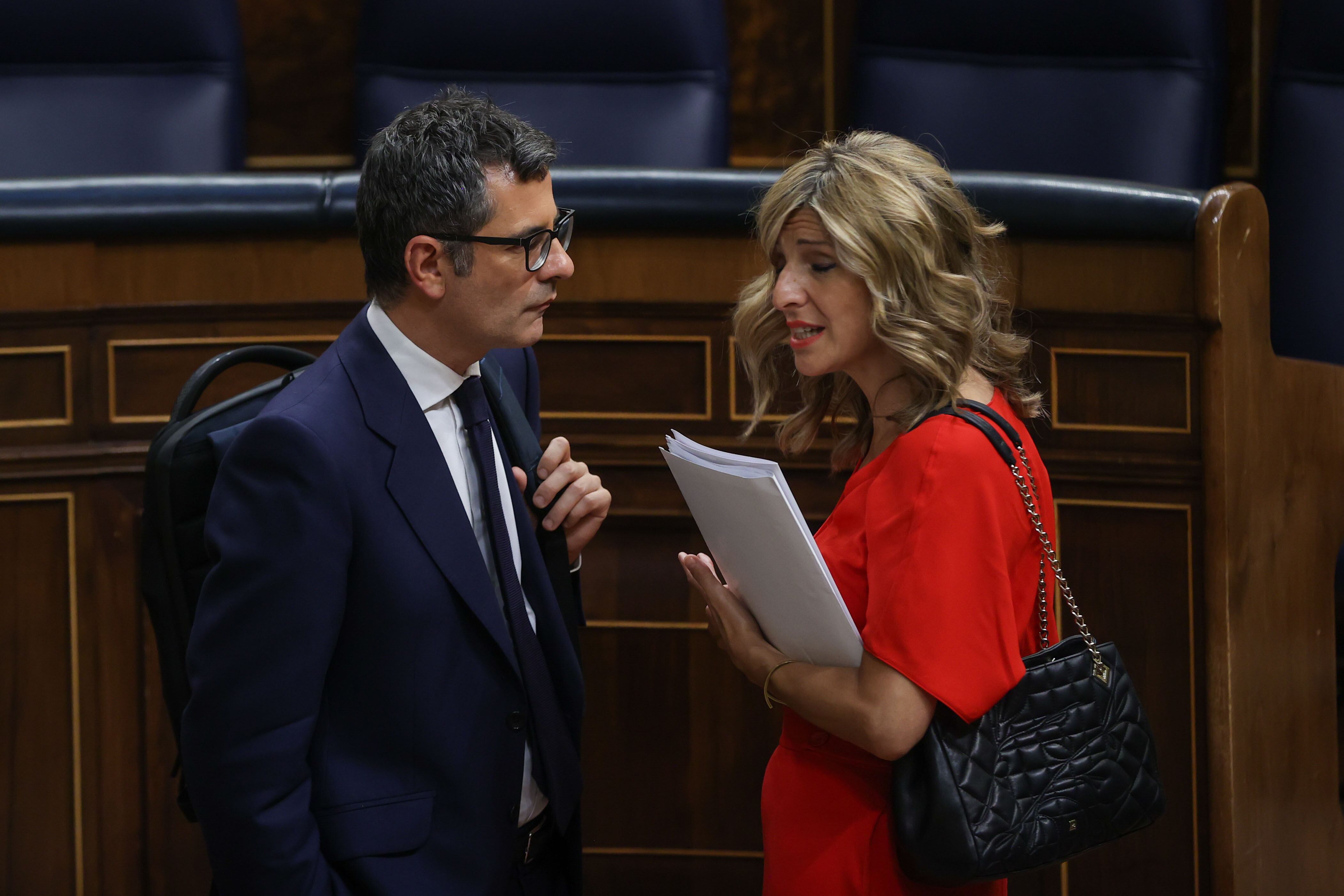 El ministro de la presidencia, Félix Bolaños, y la vicepresidenta segunda del Gobierno, Yolanda Díaz, durante el pleno del Congreso de este jueves