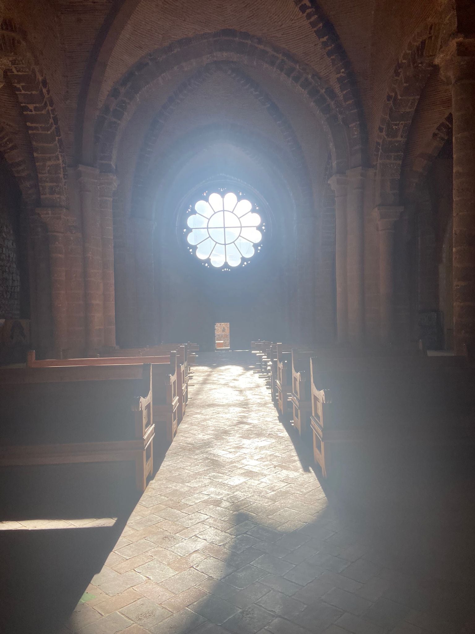 Interior de la iglesia y de fondo el rosetón de la fachada