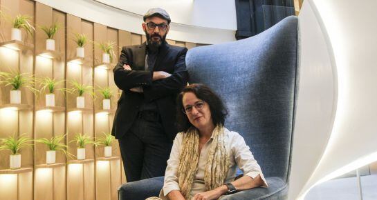 La escritora madrileña, Marta Sanz y el murciano Miguel Ángel Hernández, ganadora y finalista, del Herralde de Novela