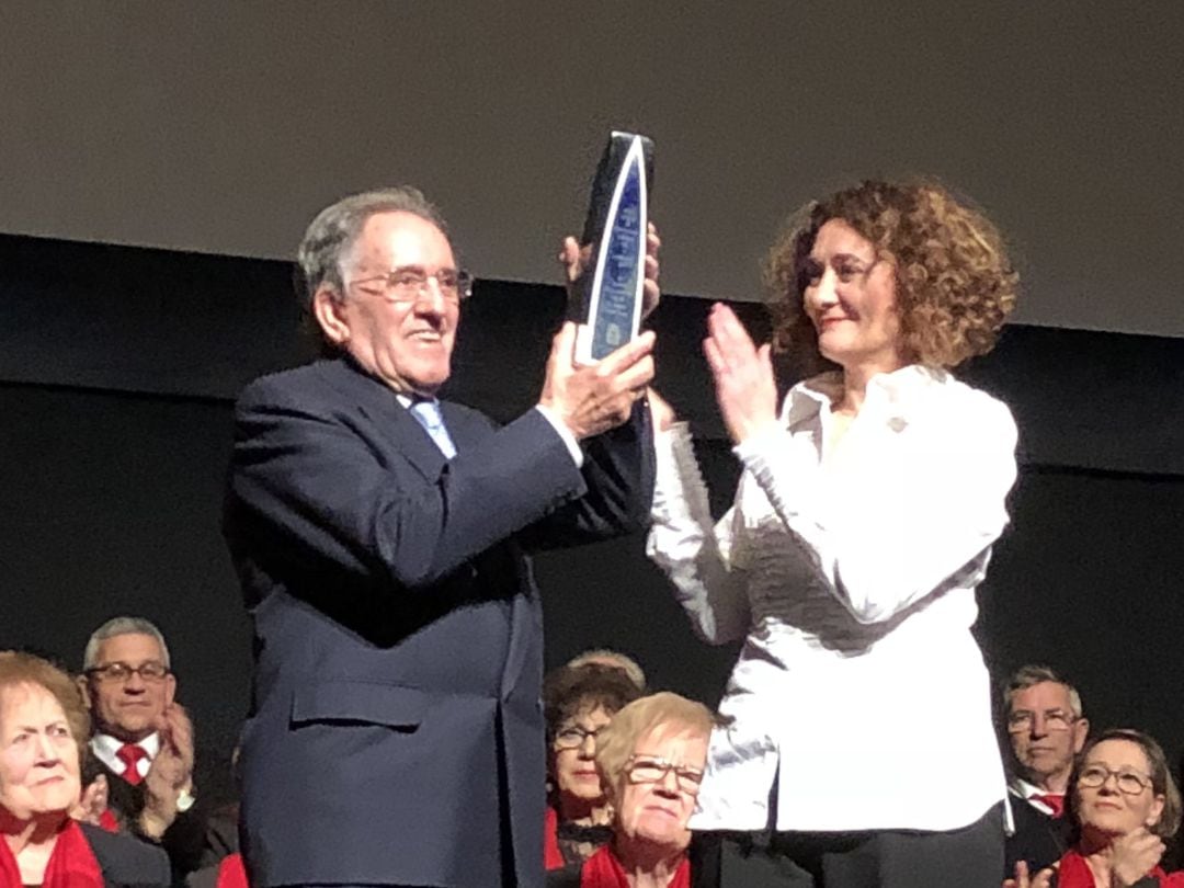 Imagen de la entrega del Premio Ciudad de Ponferrada a Damián Tascón en 2017 