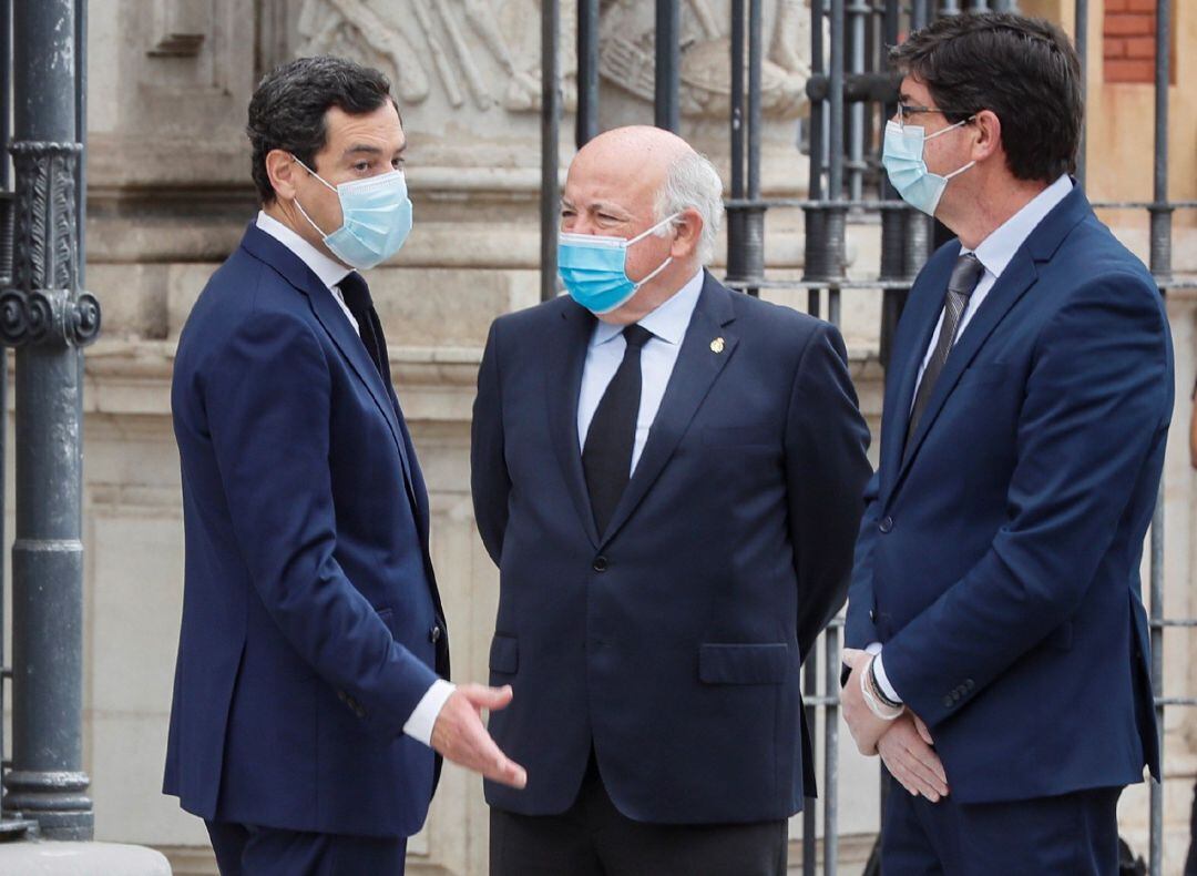 El presidente de la Junta de Andalucía, Juanma Moreno (i), el consejero de Salud, Jesús Aguirre (c), y el vicepresidente, Juan Marín (Cs)