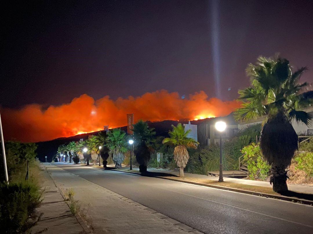 Un momento del fuego que afectó este fin de semana al Paraje Santa Margarita.
 