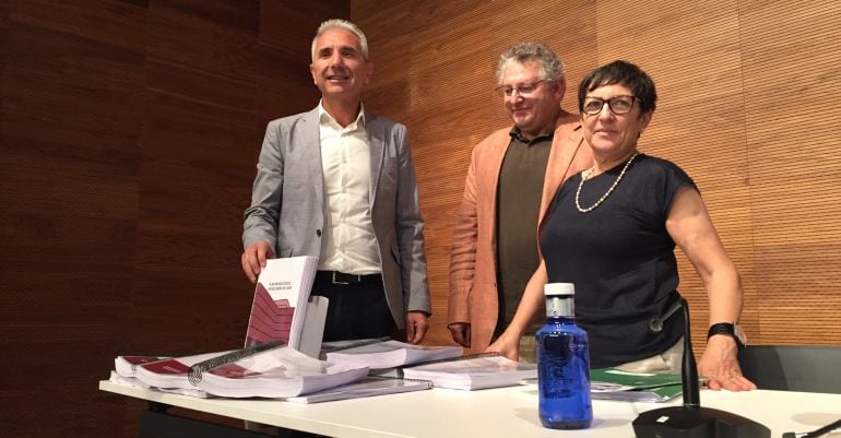 De izquierda a derecha, el consejero de Cultura, Miguel Ángel Vázquez, el director de Bienes Culturales y Museos, Marcelino Sánchez, y la directora del Museo, Concha Choclán.