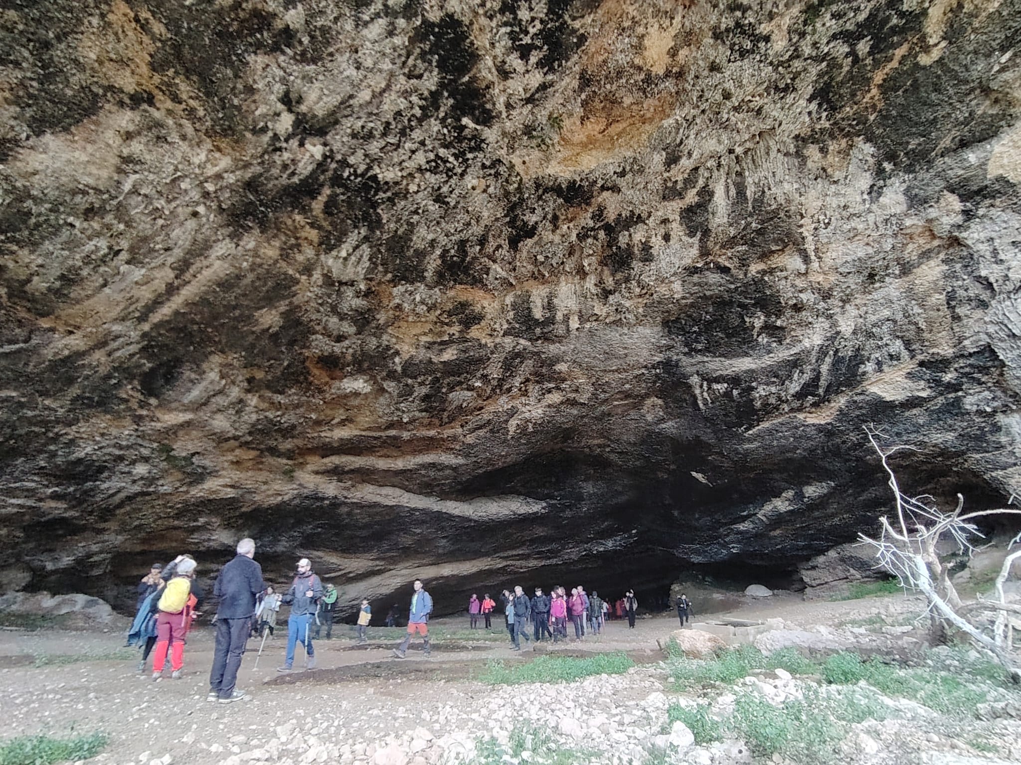 Momento de la entrada de los visitantes a la Cueva de Chaves el pasado mes de mayo