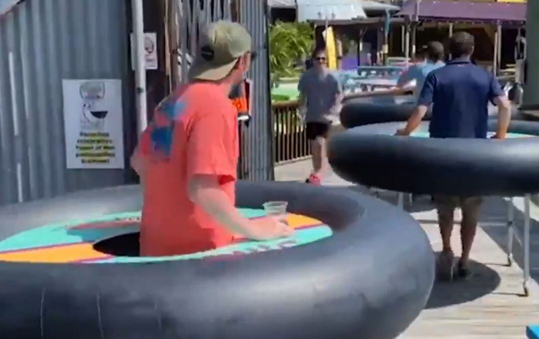Un restaurante estadounidense diseña unas mesas que garantizan la distancia de seguridad.