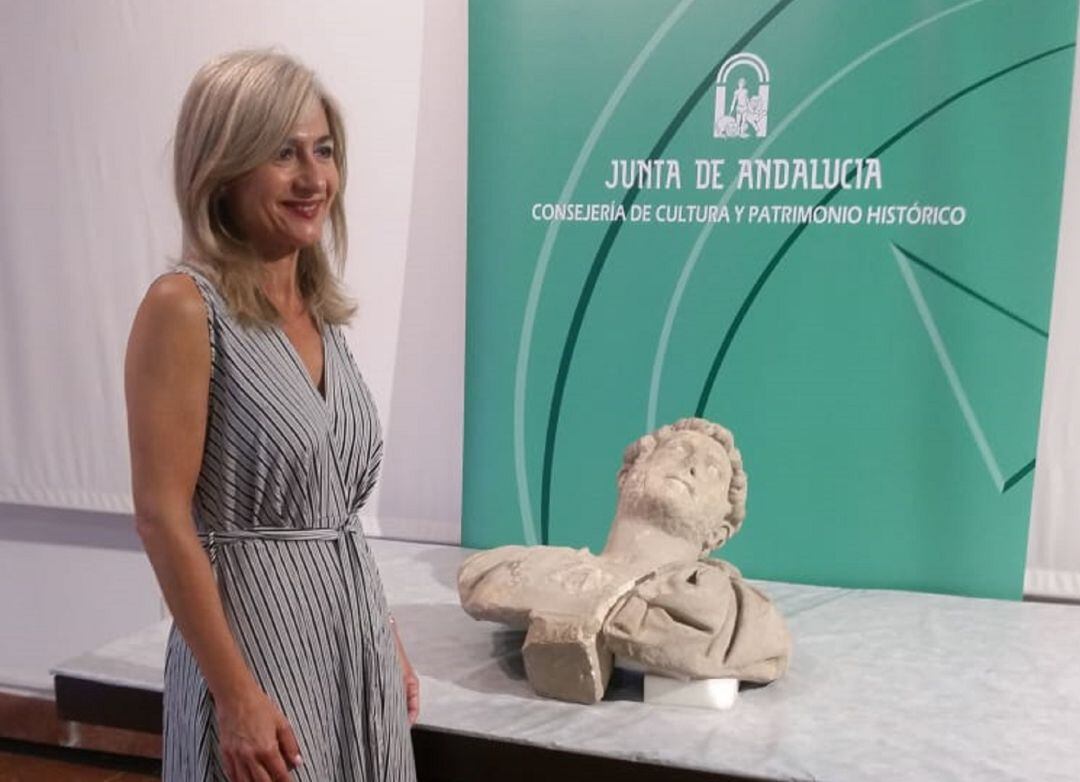 La consejera de cultura y patrimonio ha presentado el busto de Adriano recuperado por la Guardia civil que será restaurado para ser expuesto en el museo Arqueológico