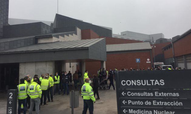 Imagen de archivo. Una de las numerosas concentraciones de los trabajadores del transporte sanitario, a las puertas de consultas externas, en el hospital general de Ciudad Real.