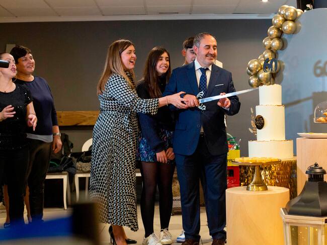 Ramón y Cintia, acompañados por su hija, cortan la tarta conmemorativa de esta efemérides del 60 aniversario