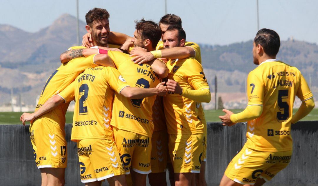 La plantilla del UCAM celebra un gol