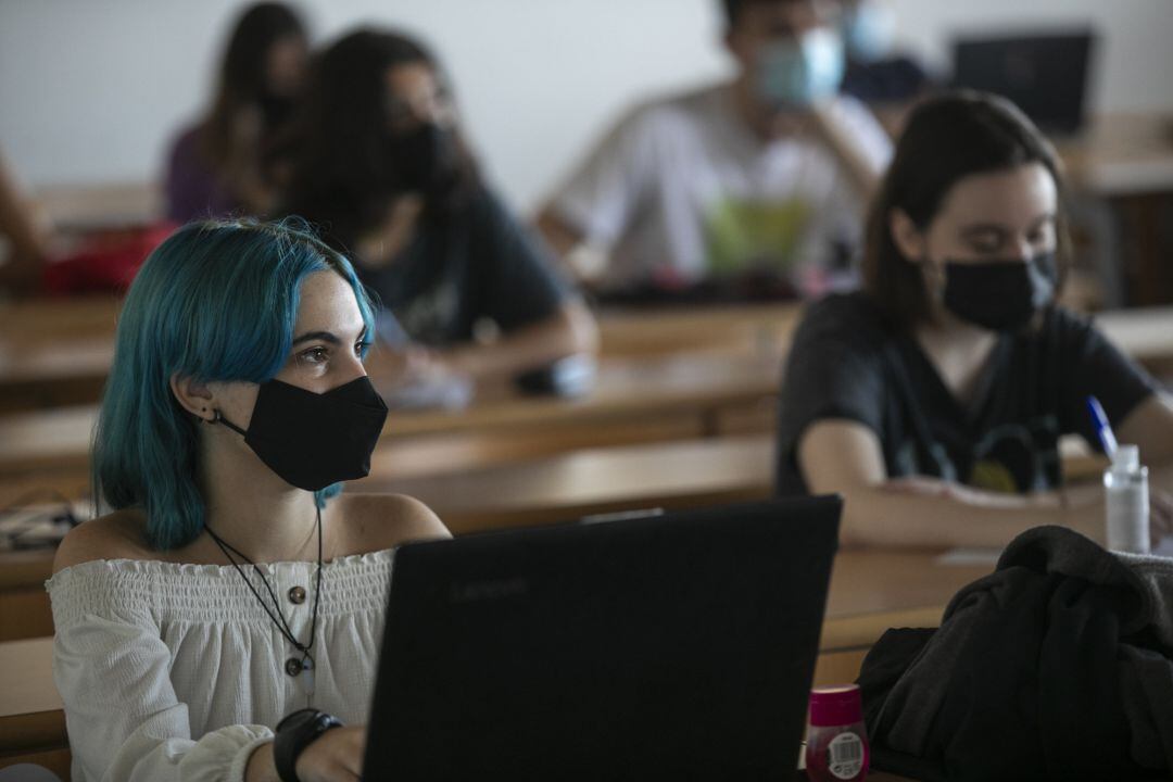 Alumnos en clase en la facultad.