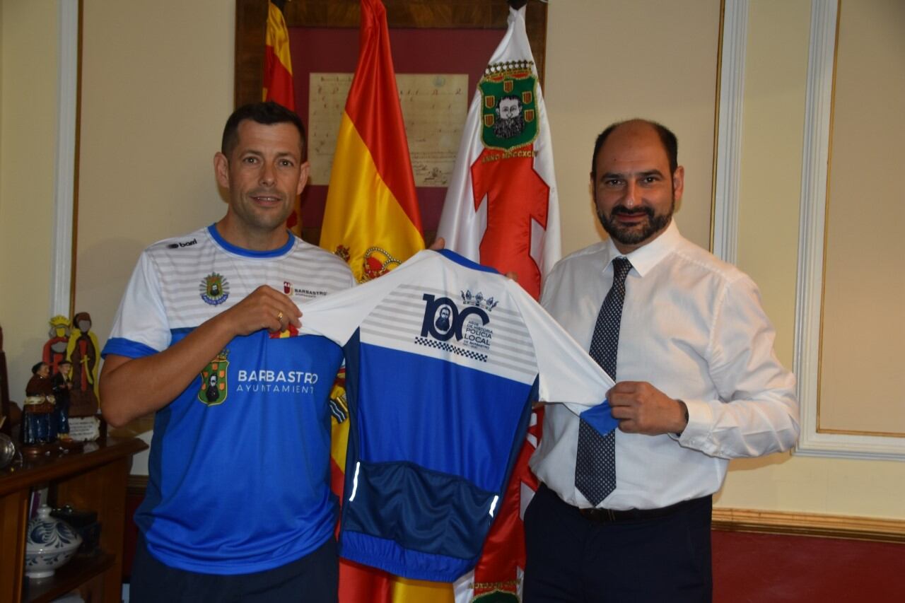 Fernando Martín, Policía Local de Barbastro representante del municipio en la carrera junto a Fernando Torres, alcalde de Barbastro