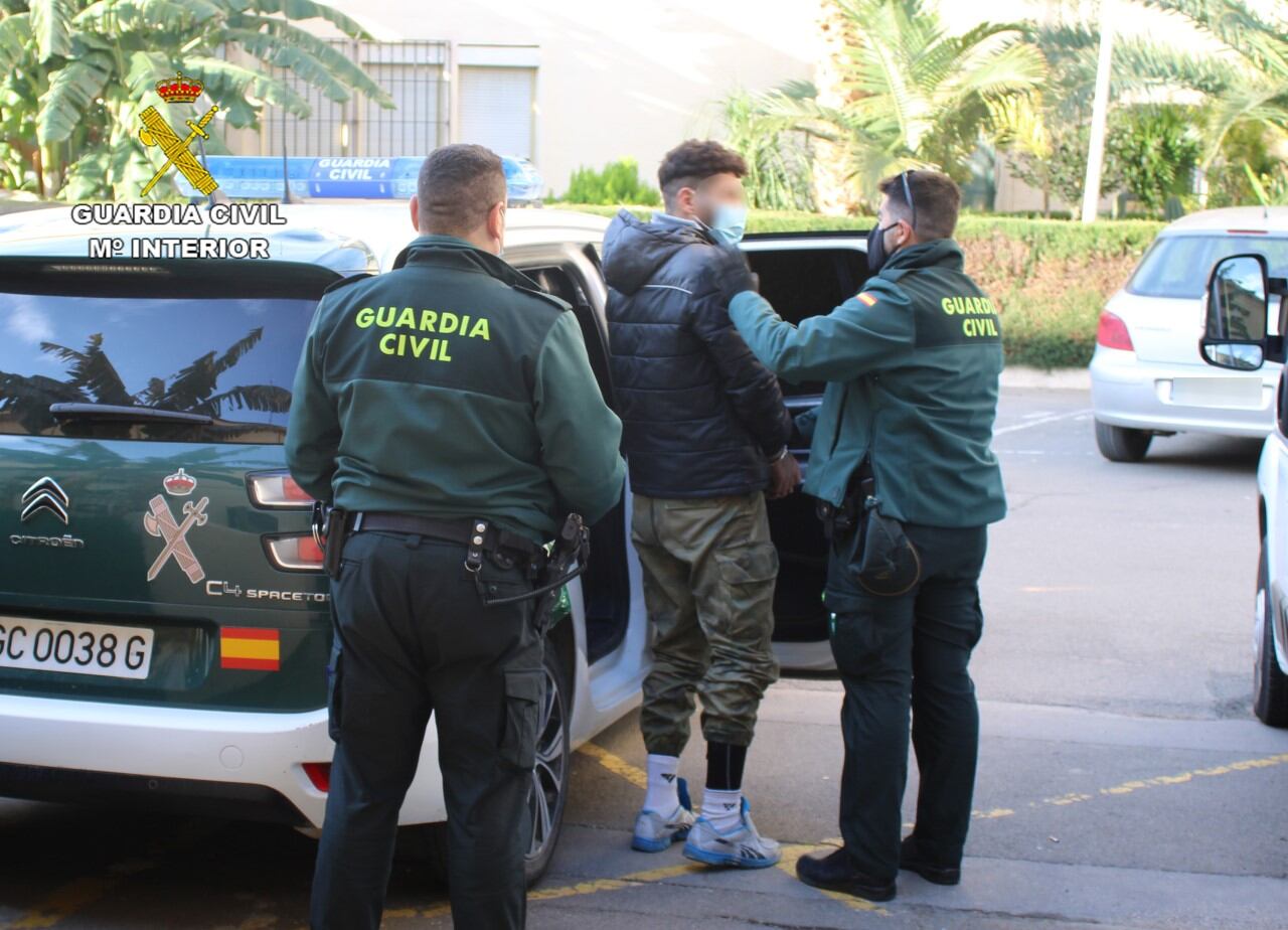 La Guardia Civil detiene a un individuo por robar en varias ocasiones en vehículos de la zona