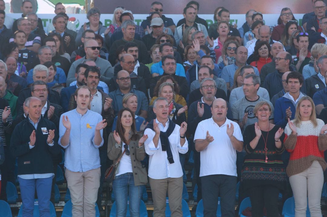    
 
 Iñigo Urkullu, lehendakari, y Andoni Ortuzar, presidente del PNV (de izquierda a derecha) entre asistentes al acto de celebración del Alderdi Eguna, el Día del Partido del PNV, en Foronda, Vitoria 
 
 
 
  