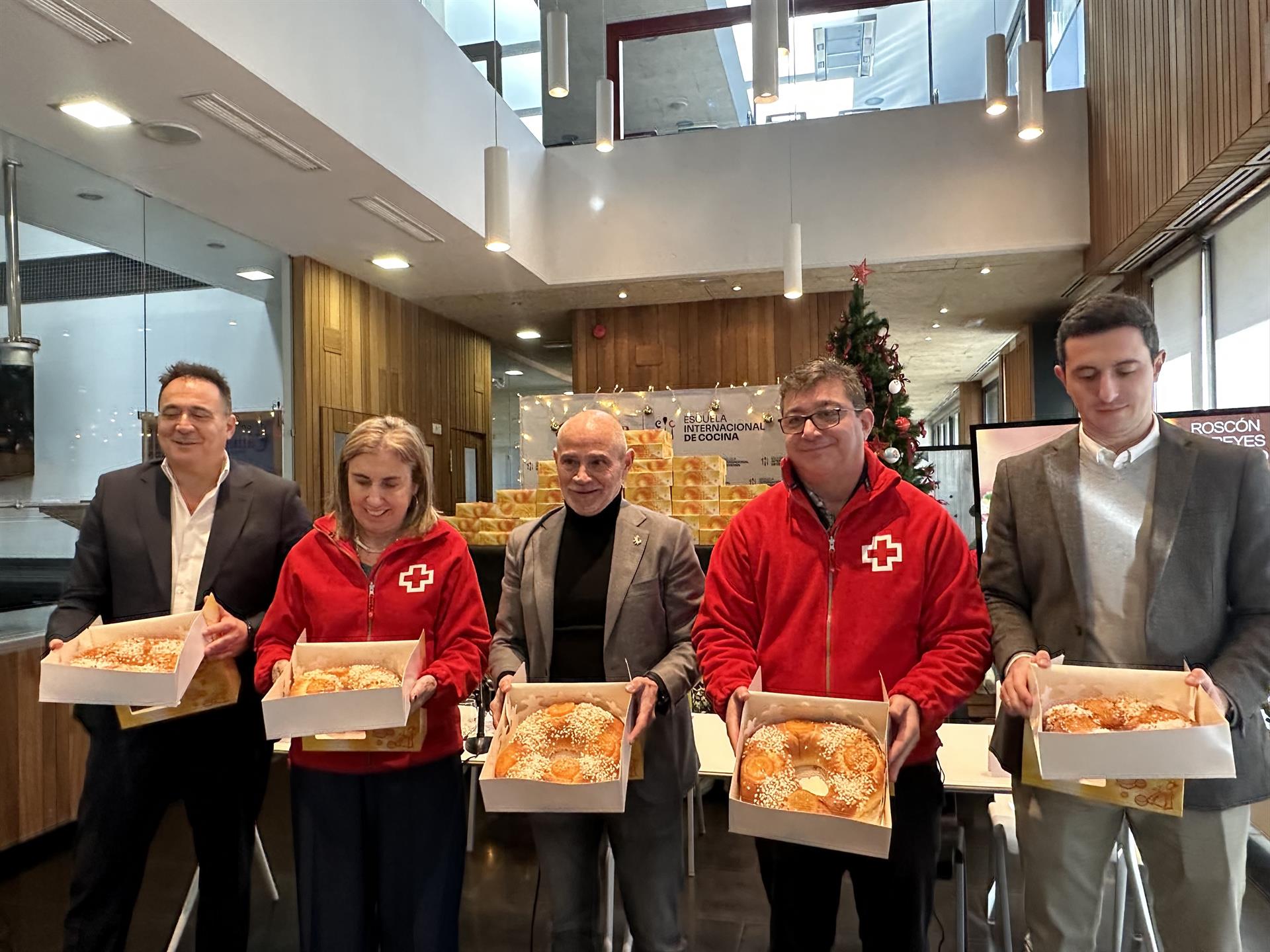 La Escuela de Cocina y Cruz Roja reparten 50 roscones solidarios a personas sin hogar de Valladolid