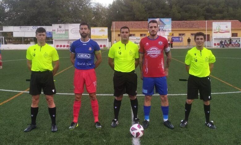 Capitanes del AD San Clemente y el Atlético de Pedro Muñoz