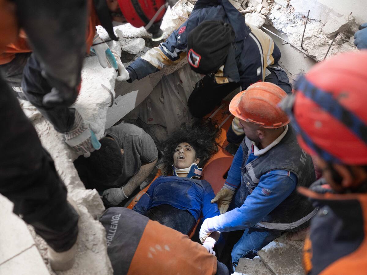 Los servicios de rescate comienzan a abandonar Turquía y se abre la etapa de ofrecer ayuda humanitaria a los 13 millones de afectados