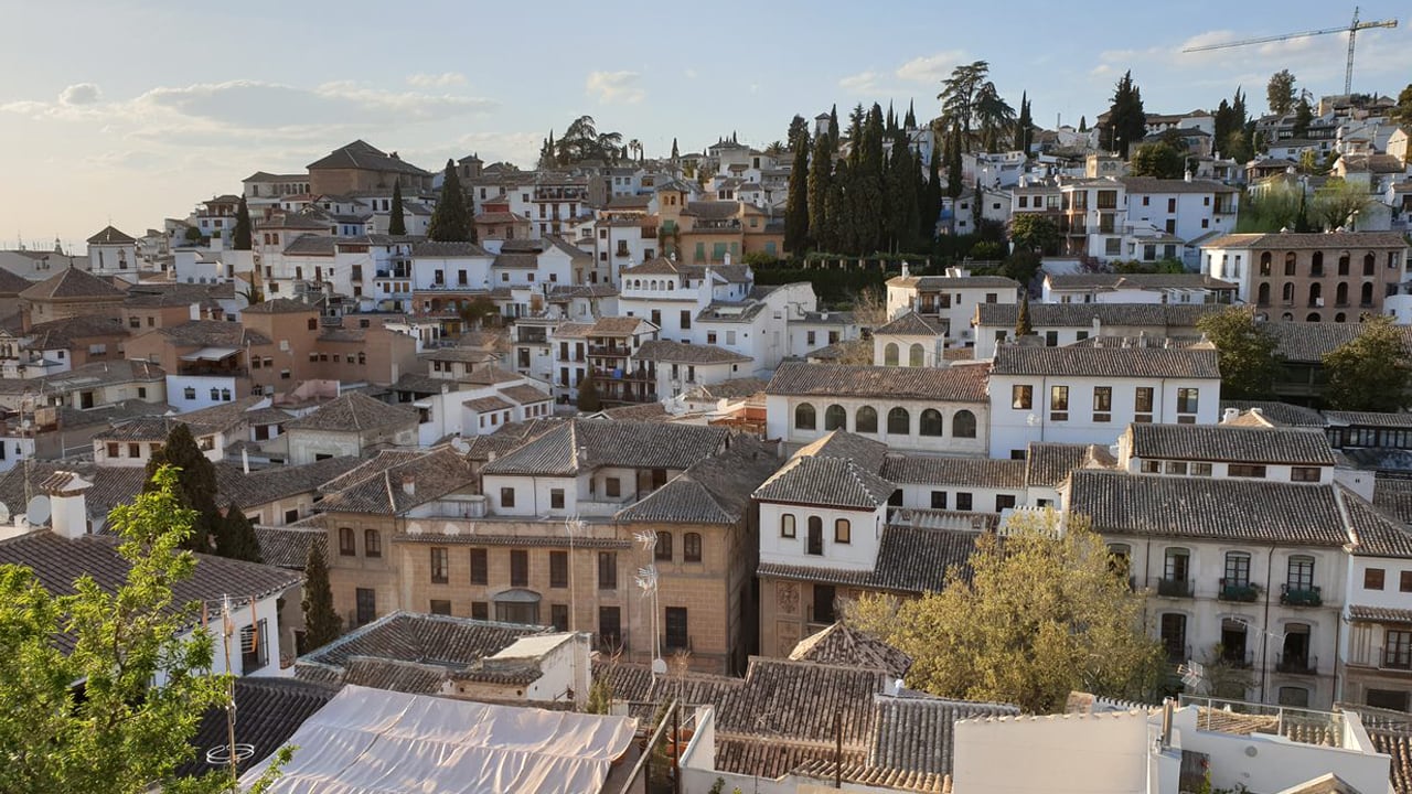 Vista panorámica del Albaicín, en Granada, desde el Mirador de la Churra