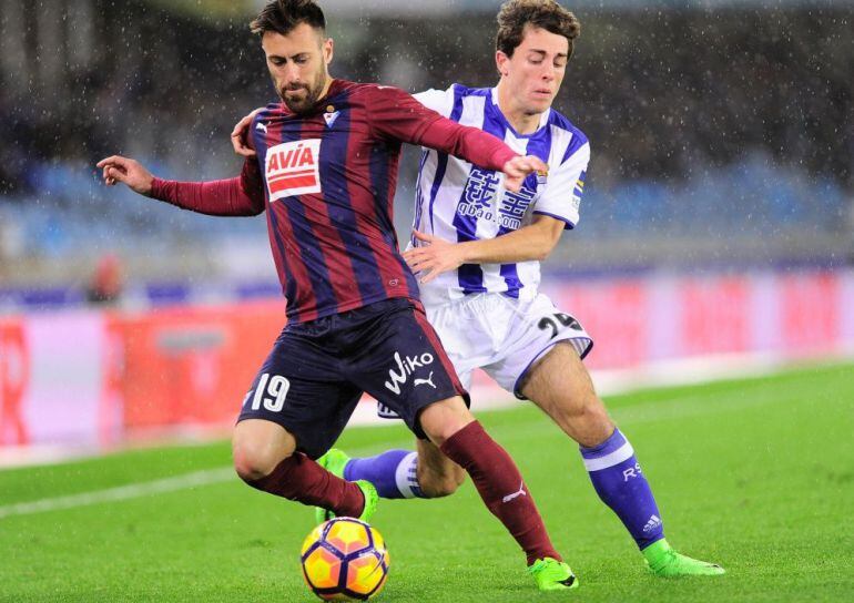 Luna y Odriozola lucha por un balón en un enfrentamiento de esta jornada