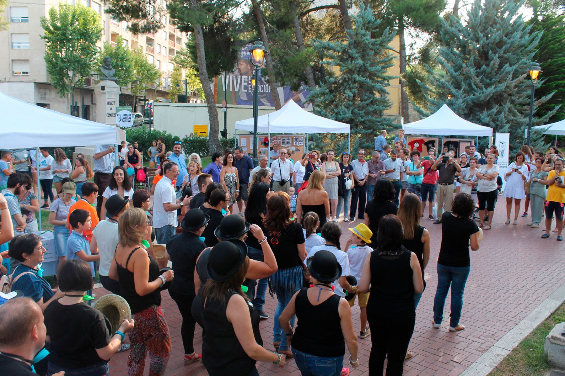 Imagen de archivo de una edición pasada de las Trobades Solidàries en el Passeig del Comtat