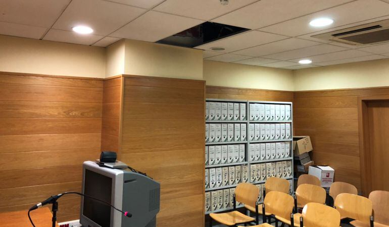 La sala ha quedado inutilizada por la caída de una parte del techo