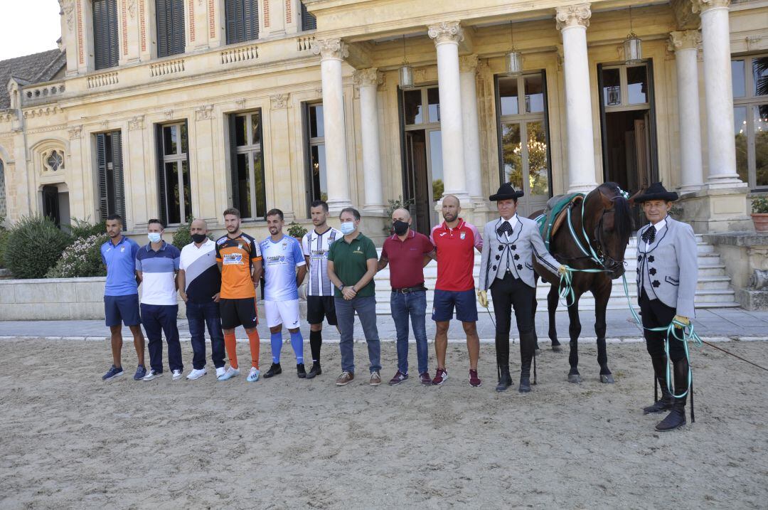 Imagen de la presentación de las camisetas del equipo