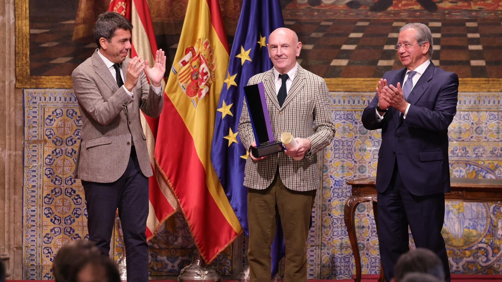 Iñaki Arteta (centro) recibe el XXXII Premio Convivencia de la Fundación Manuel Broseta; en la imagen, junto al president de la Generalitat, Carlos Mazón (izquierda) y el presidente de la Fundación Manuel Broseta, Vicente Garrido (derecha)