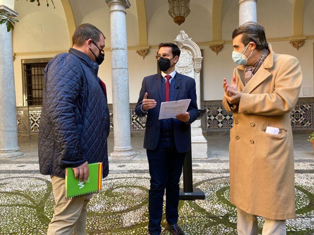 Los portavoces de Vox, PSOE y Podemos-IU en el Ayuntamiento de Granada, Onofre Miralles, Paco Cuenca y Antonio Cambril, en el patio del edificio consistorial tras forzar el proceso para redactar los presupuestos municipales para 2021