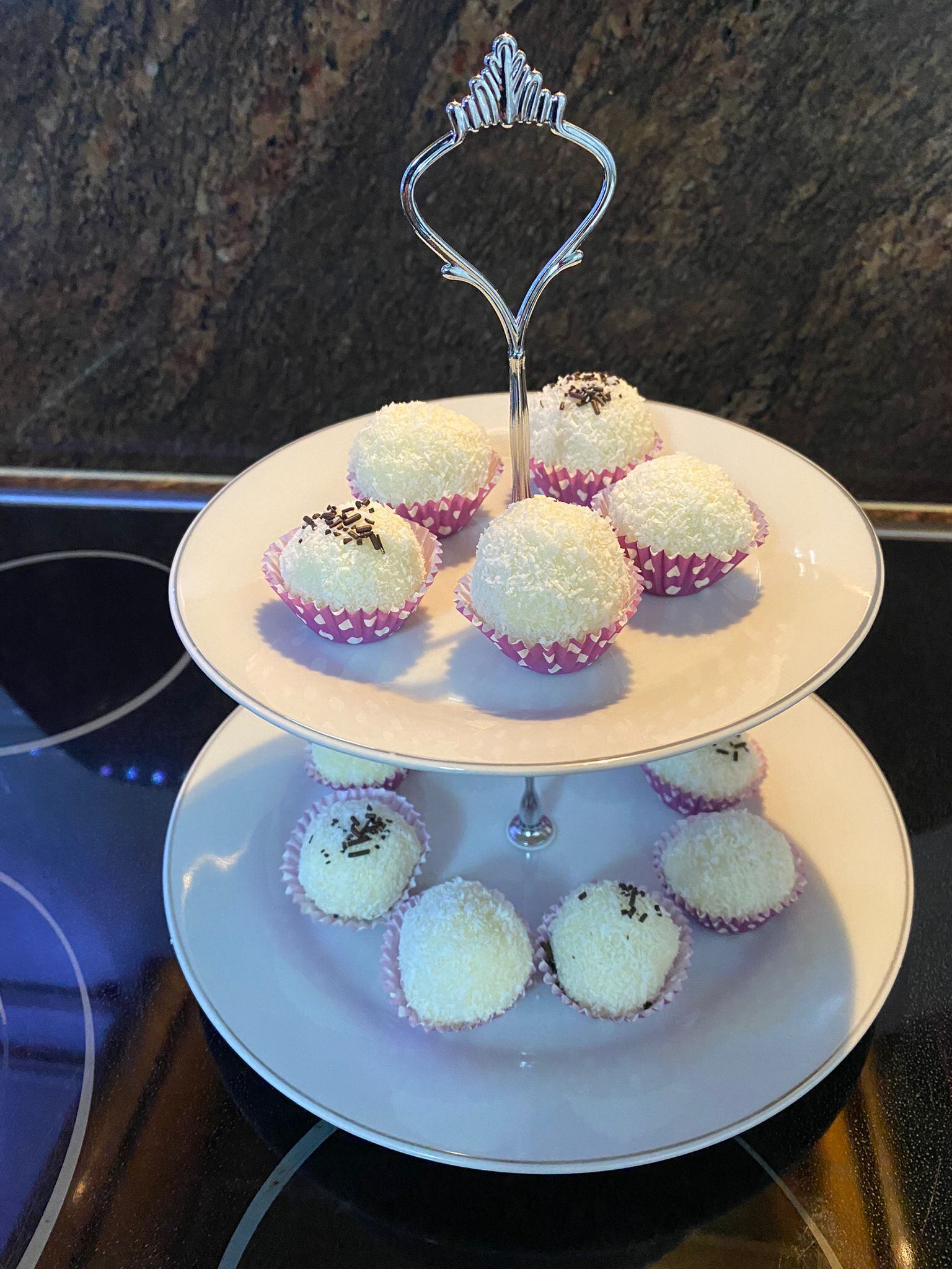 Bolitas de coco rellenas de chocolate.