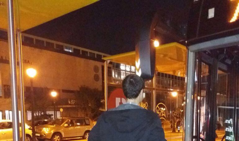 La imatge mostra com un retrovisor d'aquests autobusos pot colpejar el cap d'una persona d'alçada mitjana 