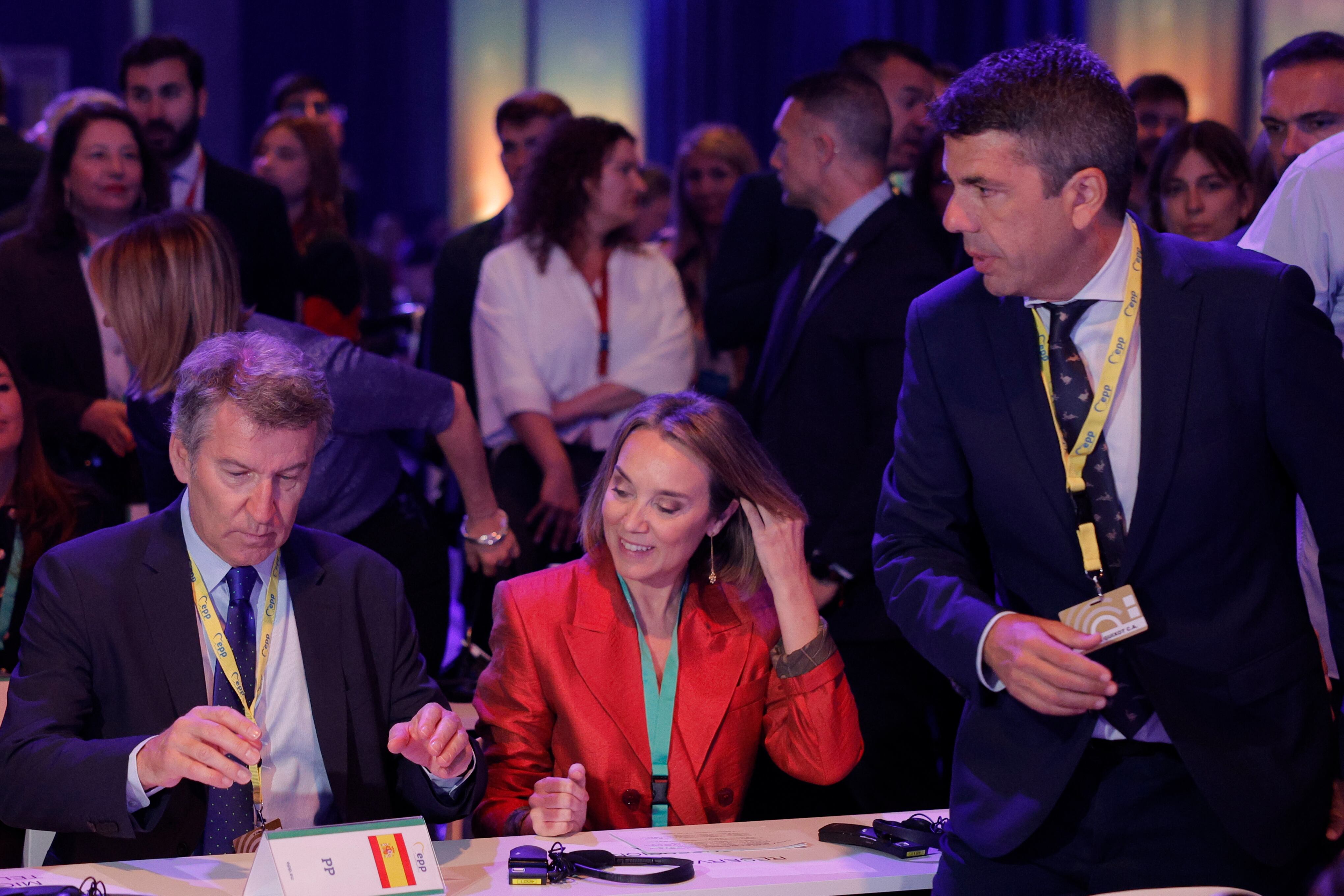 VALENCIA, 30/04/2025.- El presidente del Partido Popular, Alberto Núñez Feijó (i), la diputada popular Cuca Gamara y el presidente de la Generalitat valenciana, Carlos Mazón (d), a su llegada a la segunda jornada del congreso del Partido Popular Europeo en Valencia, este miércoles. EFE/ Kai Försteling
