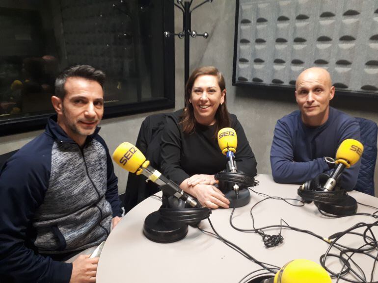 José Manuel Rodríguez, Mireia Alonso y Emilio Pita en los estudios de Radio Eibar