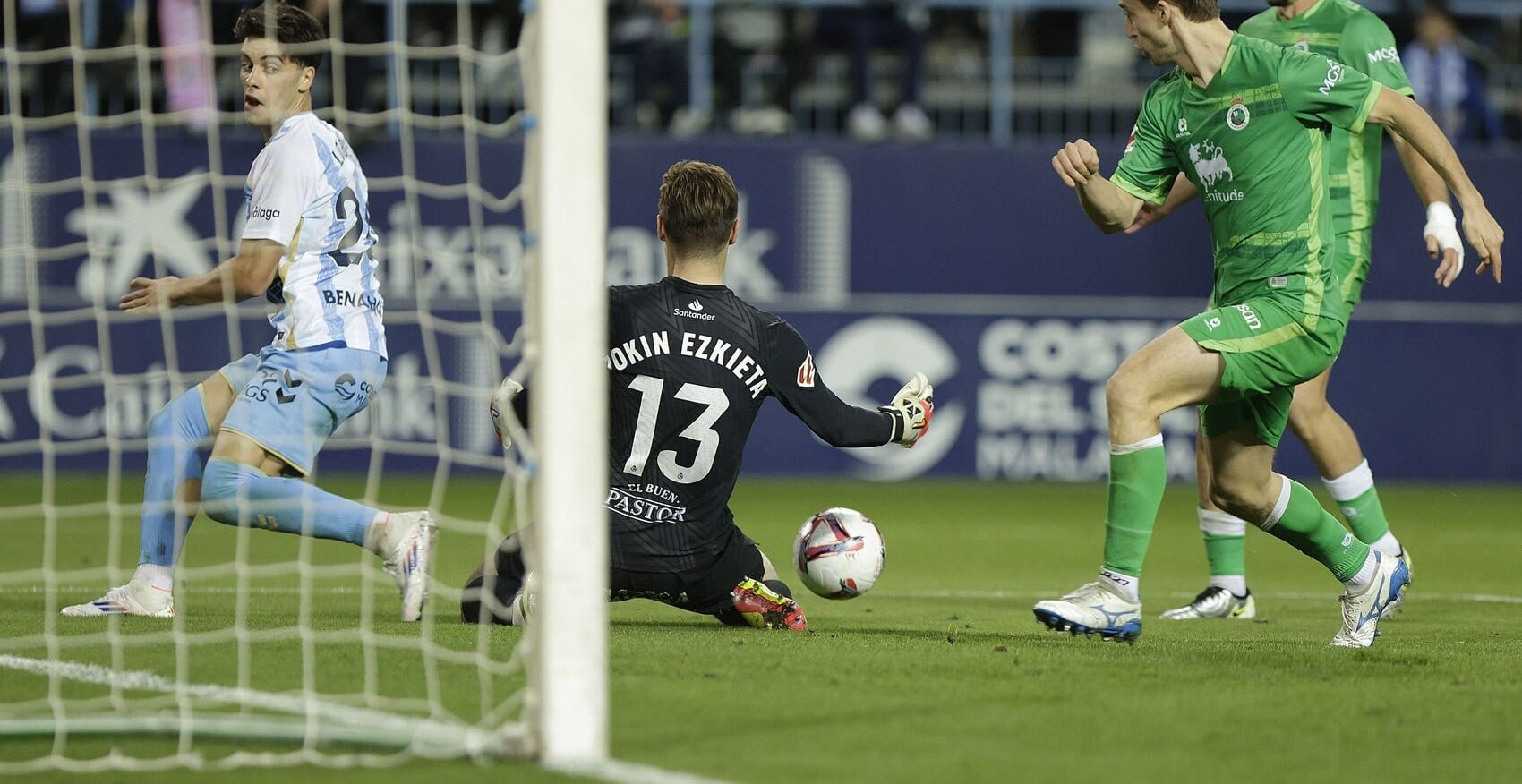 Ezkieta, el mejor del Racing en La Rosaleda.