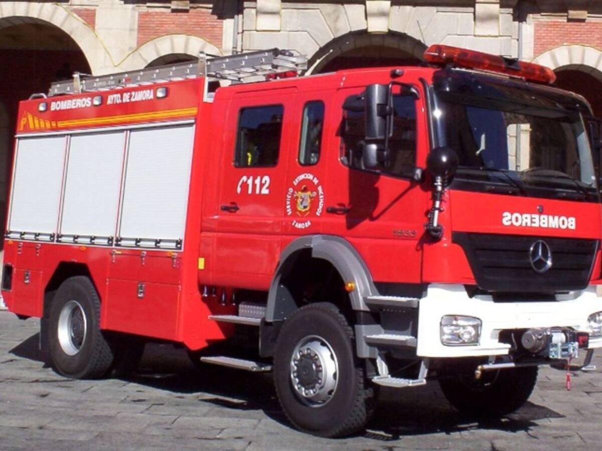 Atienden a una mujer en el incendio de una vivienda en Olivares