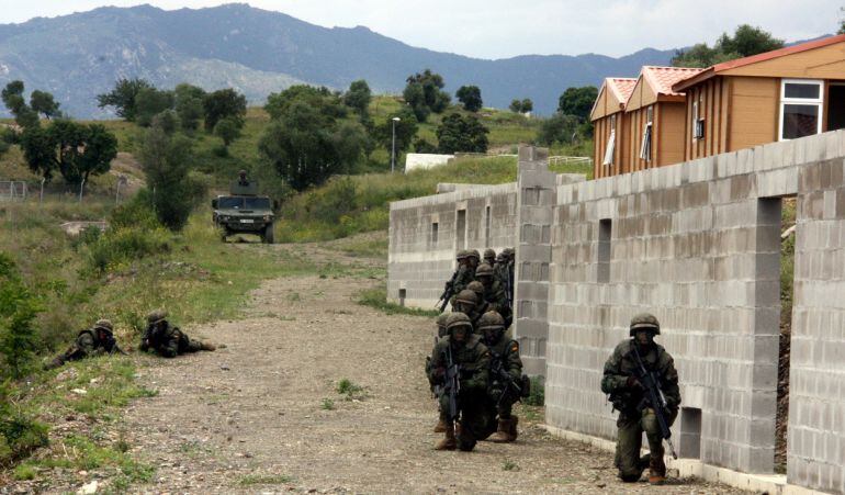 Maniobres dins de la base de Sant Climent.