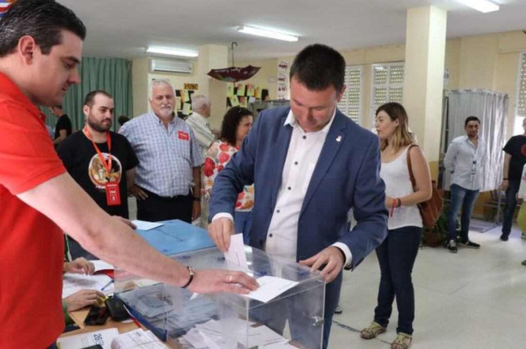 Daniel Campos vota en las últimas elecciones municipales (archivo).