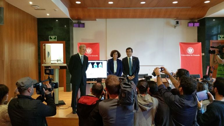 Presentación por la Universidad de Granada (UGR) de nuevo fármaco contra el cáncer diseñado durante 23 años por dos grupos de investigación. La rectora Pilar Aranda, acompañada por los directores de ambos equipos Joaquín Campos (d) y Juan Antonio Marchal (i)