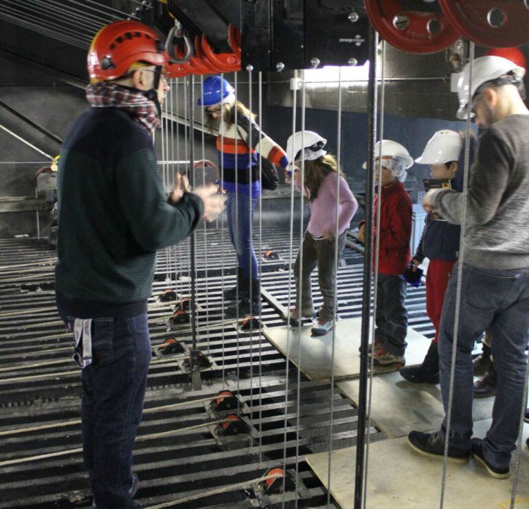 Escolares visitan el peine del Teatro principal 
