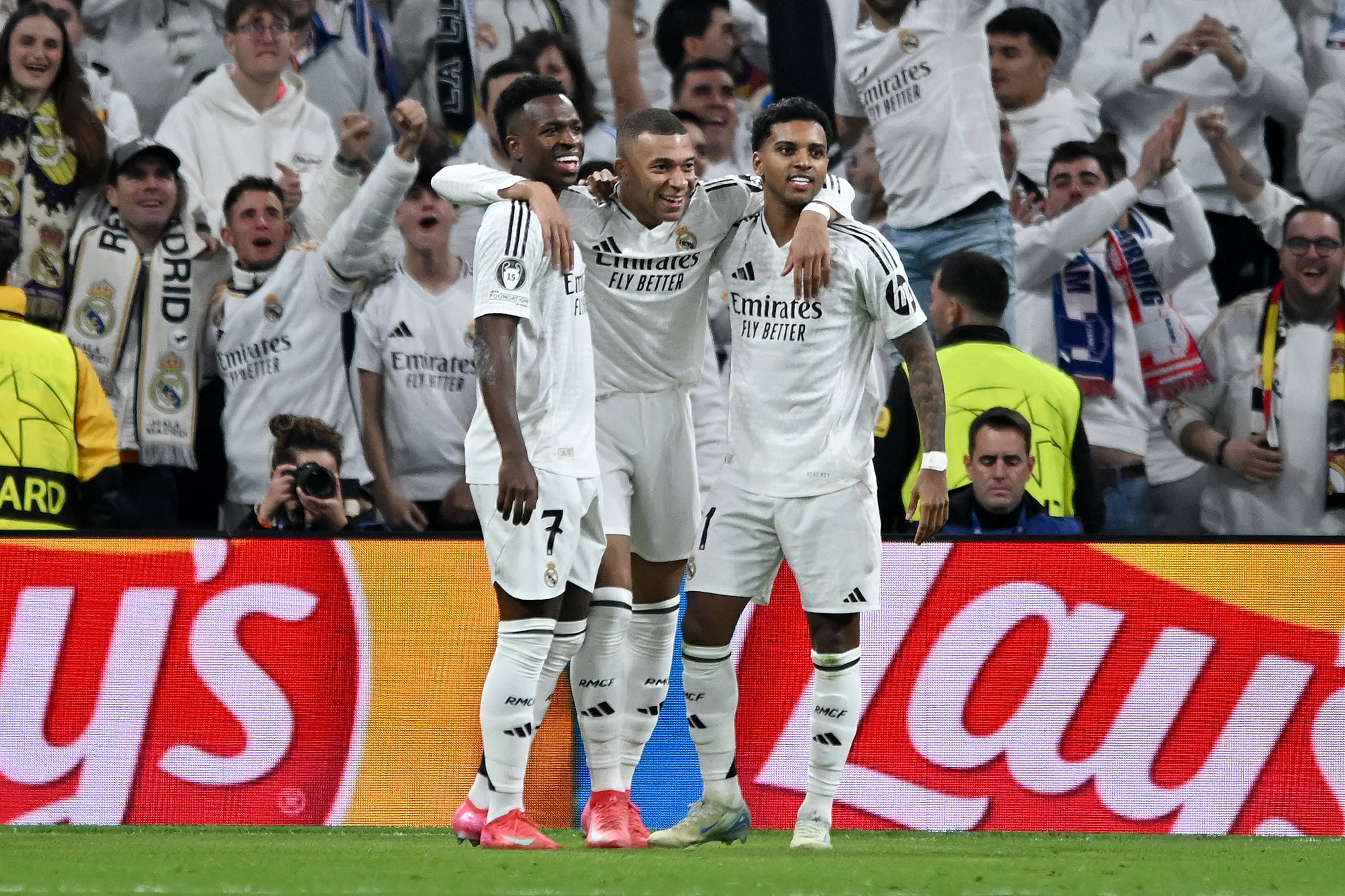 Rodrygo, Vinicius y Mbappé celebran un gol con el Real Madrid.