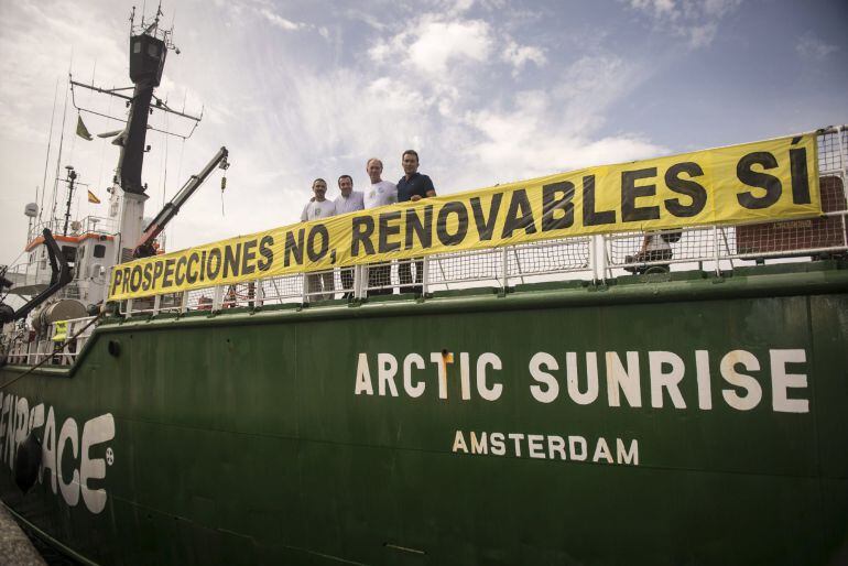 La activista cayó al mar desde una de las zodiac arriadas desde el buque ecologista Artic Sunrise (en la imagen). EFE/Archivo