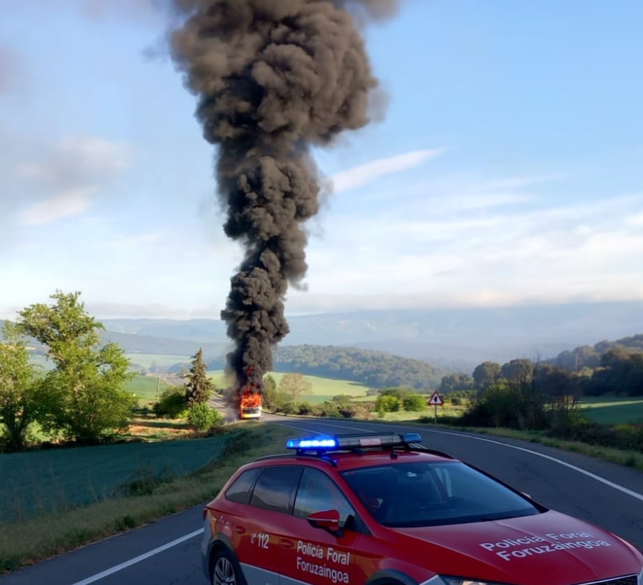 Se incendia un autobús escolar en la NA-129, en Mendaza