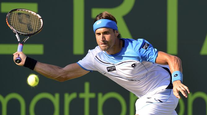 El tenista español David Ferrer devuelve una bola al austríaco Juergen Melzer hoy, miércoles 27 de marzo de 2013, durante un juego de los cuartos de finales en el Abierto de Tenis de Miami