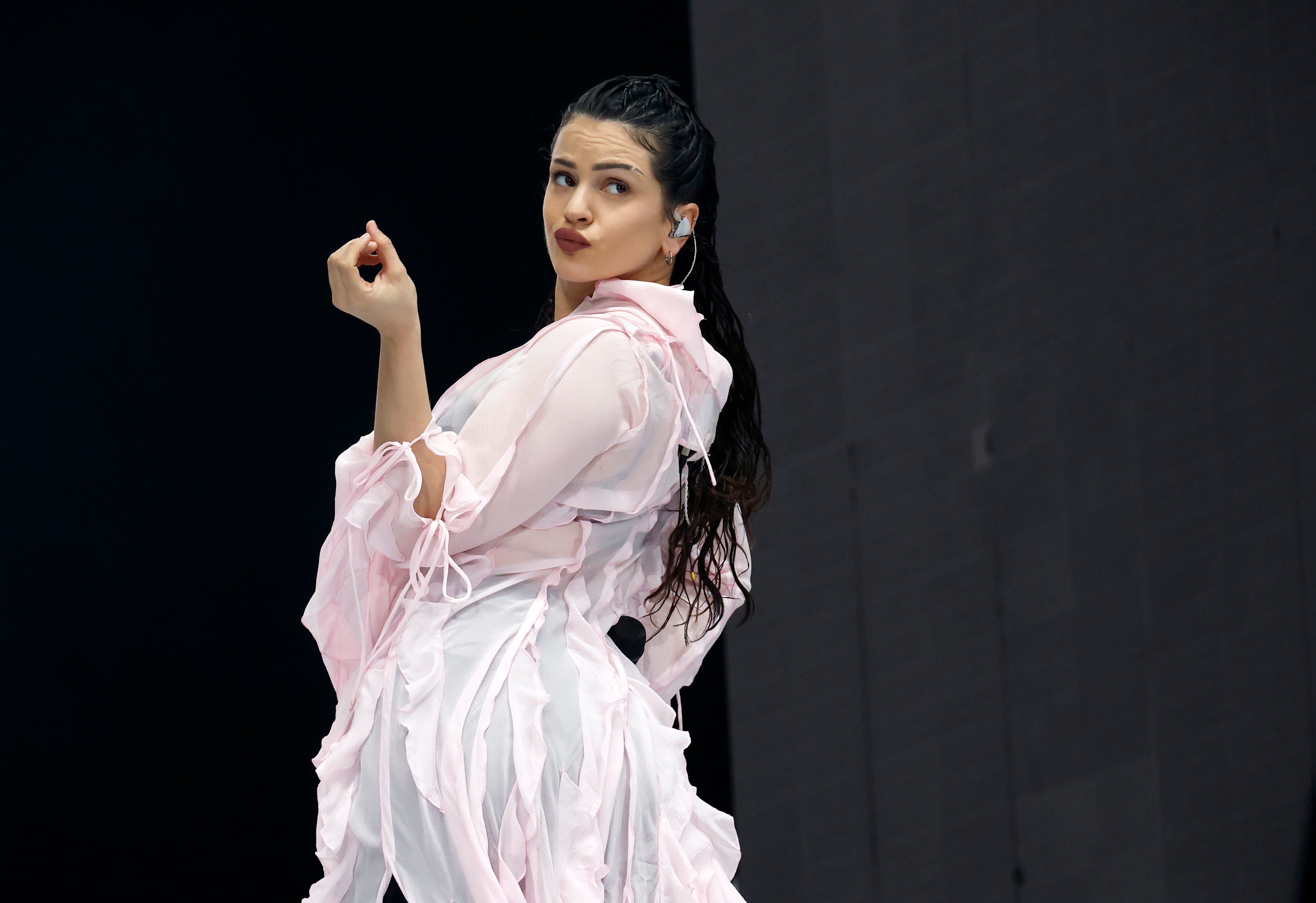 Rosalía durante su actuación en el festival Coachella en 2023