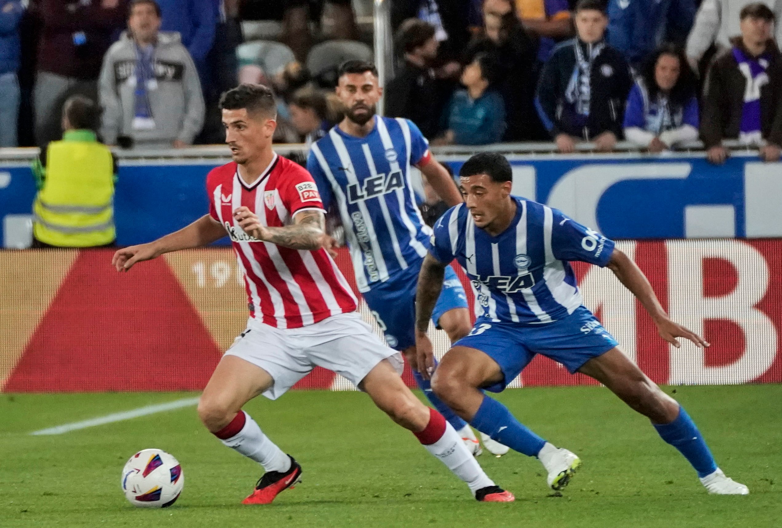 El defensa marroquí del Alavés Abdelkebir Abqar disputa una posesión ante Oihan Sancet durante el partido correspondiente a la sexta jornada de LaLiga EA Sports